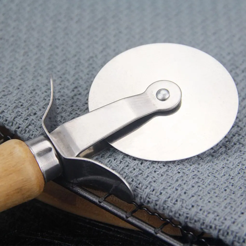 Алюминиевый изогнутый роликовый нож для пасты и печенья с деревянной ручкой, 17.5 см, стальной/натуральный